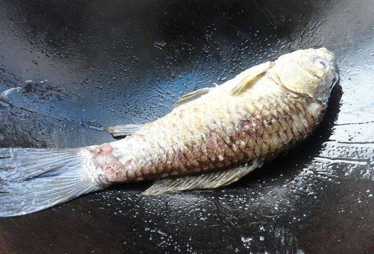 烧鱼汤注意这2点,鱼不破皮、汤汁奶白浓郁,这样煎鱼的时候鱼不容易破皮。