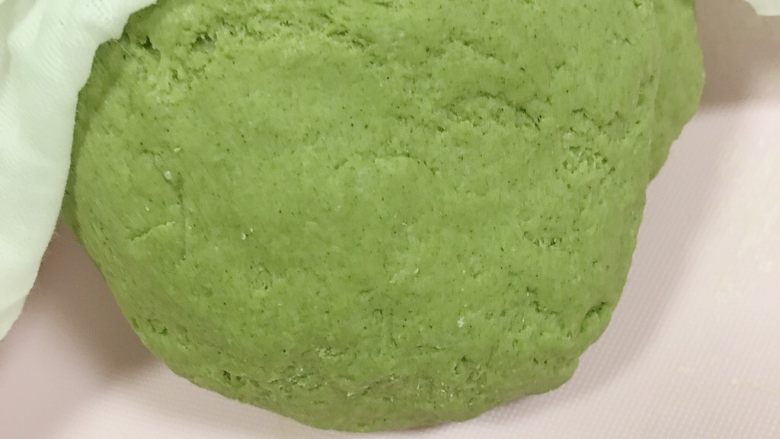 迷彩猪肉香葱胖小饺,用手揉10分钟,成比较细腻的面团模样,然后用湿纱布包上醒面30分钟。