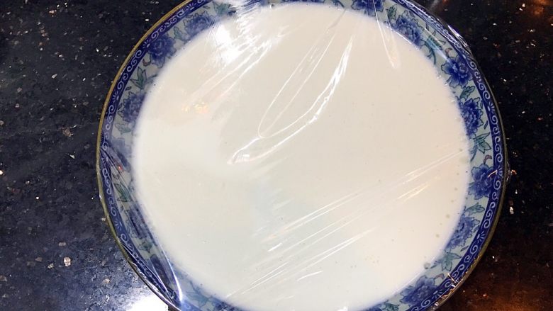 咖啡麻薯杂粮坚果软欧,盖上保鲜膜,入锅蒸20分钟