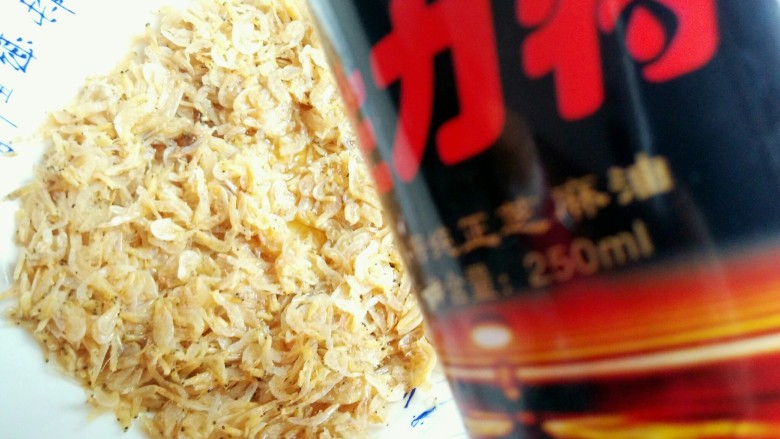虾皮猪肉馄饨,将虾皮放盘中,倒入8克<a style='color:red;display:inline-block;' href='/shicai/ 847'>香油</a>拌匀后铺平。