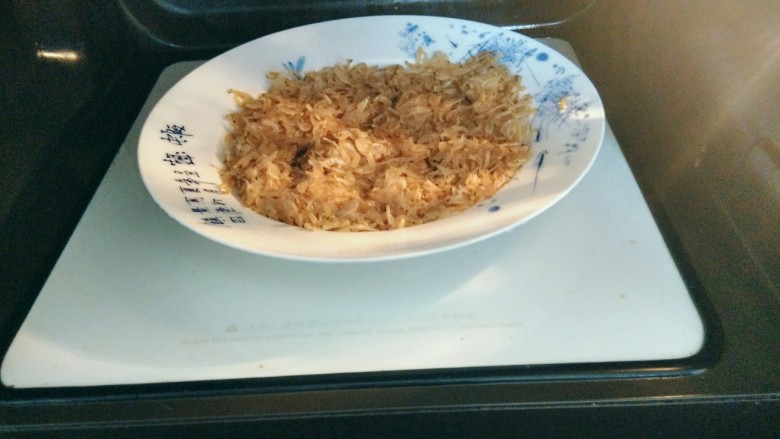 虾皮猪肉馄饨,将虾皮盘放入微波炉中,用微波加热3分钟。