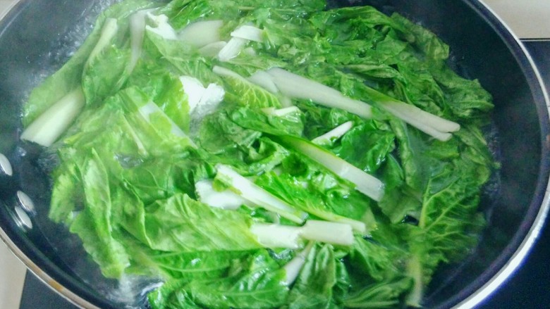 虾皮猪肉馄饨,水开后,将洗净的<a style='color:red;display:inline-block;' href='/shicai/ 112'>小白菜</a>,下入锅中煮熟捞出,放大碗中。