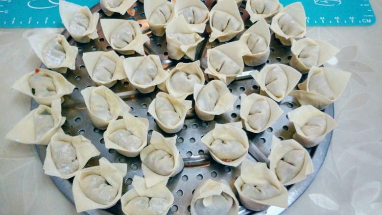 虾皮猪肉馄饨,这是包好的馄饨,漂亮吧。