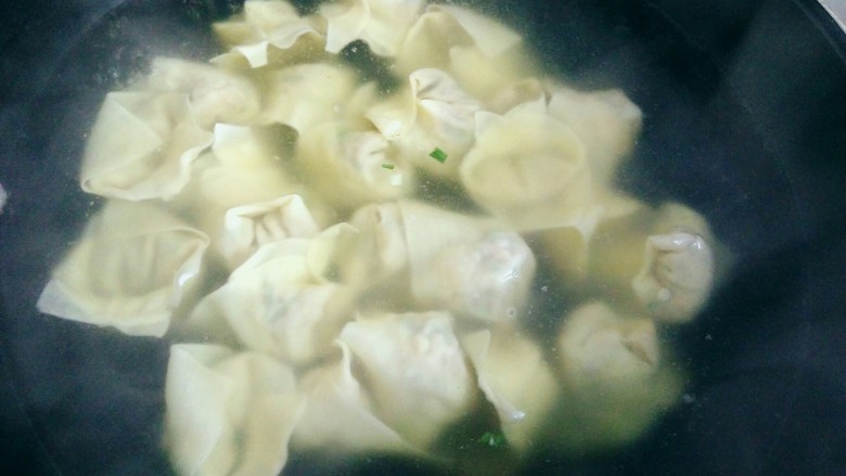 虾皮猪肉馄饨,大火继续烧水,盖上盖子。
