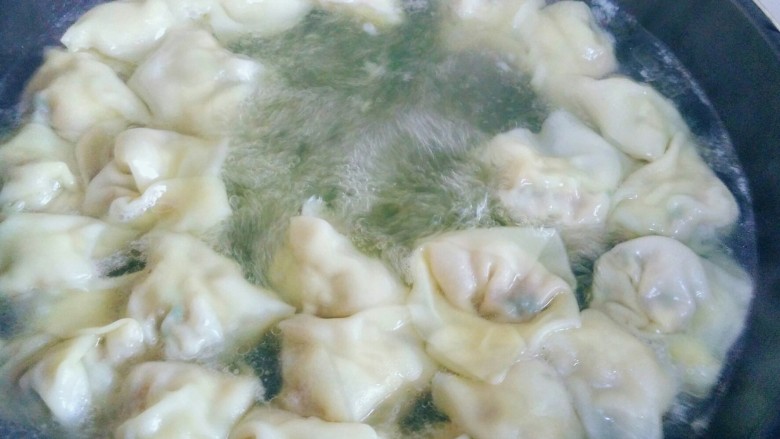 虾皮猪肉馄饨,待水再度烧开,打开锅盖。