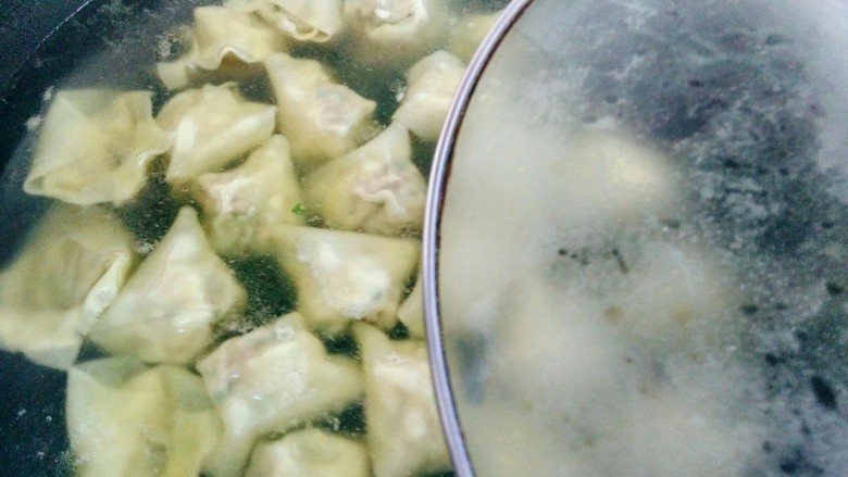 虾皮猪肉馄饨,倒入一小碗冷水,盖上盖子,继续大火烧开。