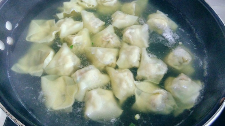 虾皮猪肉馄饨,再次加入一小碗冷水,不用再盖锅盖。