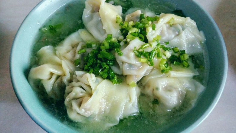 虾皮猪肉馄饨,装入有小白菜垫底的碗中,撒上葱花。