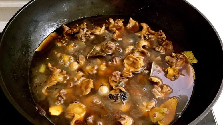 红烧鸡菌肝,加入开水,水量没过食材,盖上锅盖,大火烧开后,温火烧40分钟