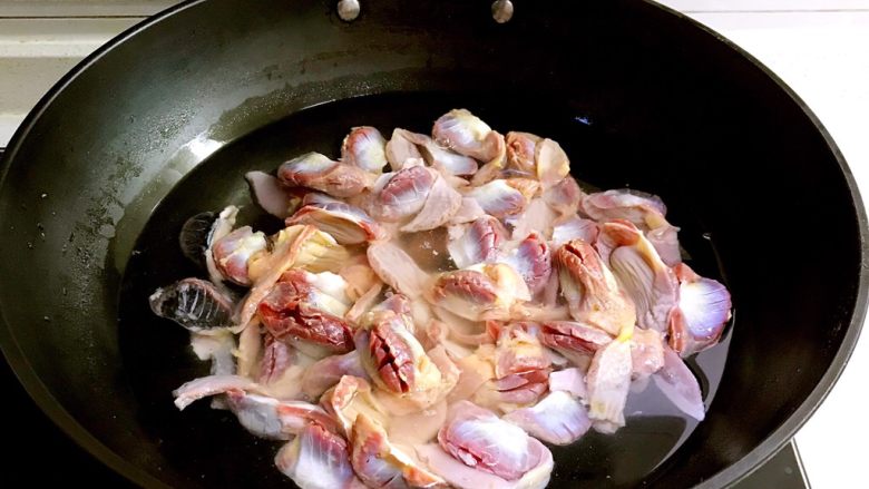 红烧鸡菌肝,锅里加入冷水,加入鸡菌肝,水烧开后焯水5分钟