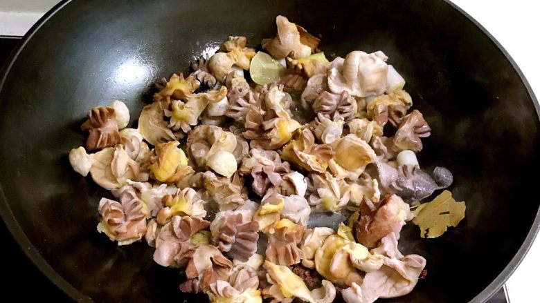 红烧鸡菌肝,加入焯好的鸡菌肝,翻炒2分钟