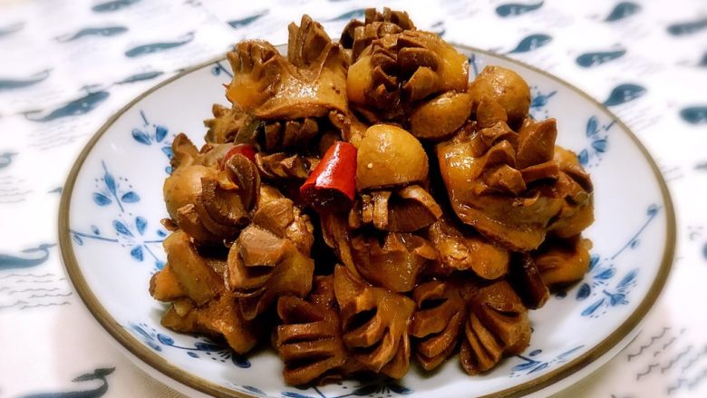 红烧鸡菌肝,红烧鸡菌肝出锅了,口感筋道,咸香适口~
