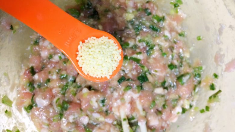 迷彩猪肉香葱胖小饺,加<a style='color:red;display:inline-block;' href='/shicai/ 756'>鸡精</a>2.5 g