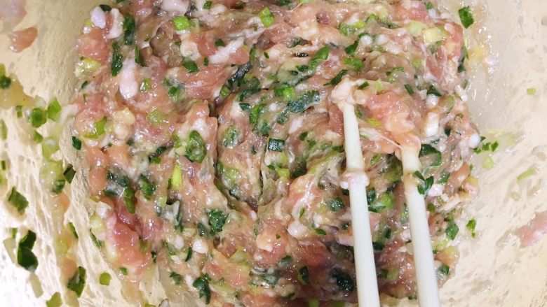 迷彩猪肉香葱胖小饺,再加2g糖提鲜,也可不加哦。馅料完成,尝一下怎么样,再及时调整。
