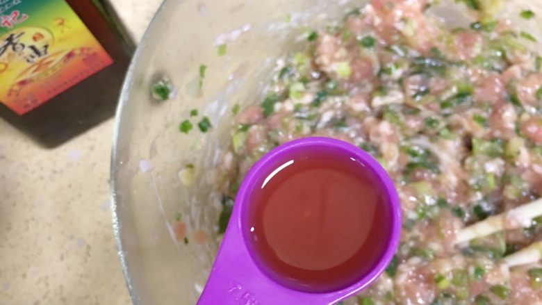 迷彩猪肉香葱胖小饺,搅拌一下,再加<a style='color:red;display:inline-block;' href='/shicai/ 847'>香油</a>15g