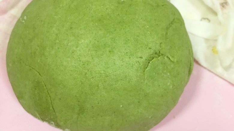 迷彩猪肉香葱胖小饺,再揉10分钟,再放纱布里醒面30分钟。成比较细腻比之前面团软了的模样。完成。