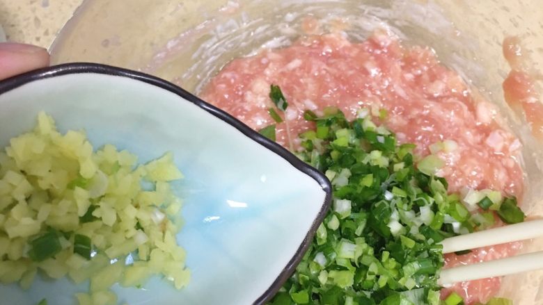 迷彩猪肉香葱胖小饺,加姜末
