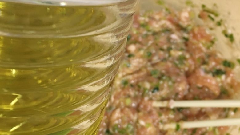 迷彩猪肉香葱胖小饺,加<a style='color:red;display:inline-block;' href='/shicai/ 857'>植物油</a>20g