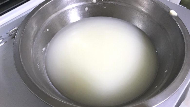 白菜猪肉水煎包,面粉水(清水加入适量面粉搅匀)