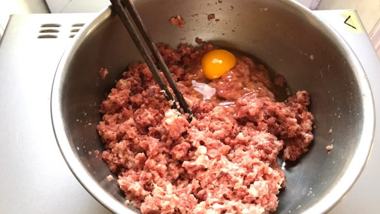 白菜猪肉水煎包,接着准备肉馅,放一个<a style='color:red;display:inline-block;' href='/shicai/ 9'>鸡蛋</a>搅拌均匀