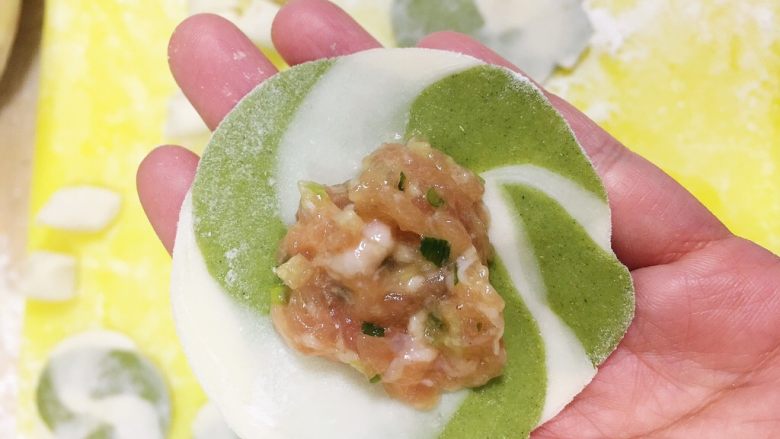 迷彩猪肉香葱胖小饺,然后包馅,馅放在里面尽量多一些,边小一点,包出来才会胖胖的。