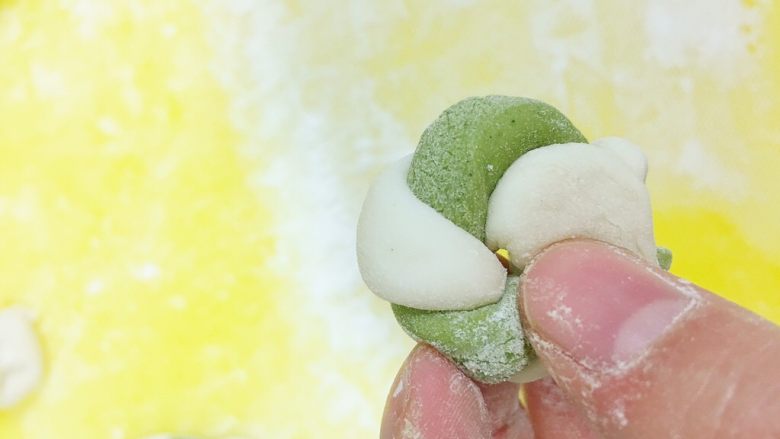 迷彩猪肉香葱胖小饺,再头尾相连捏成一个圆