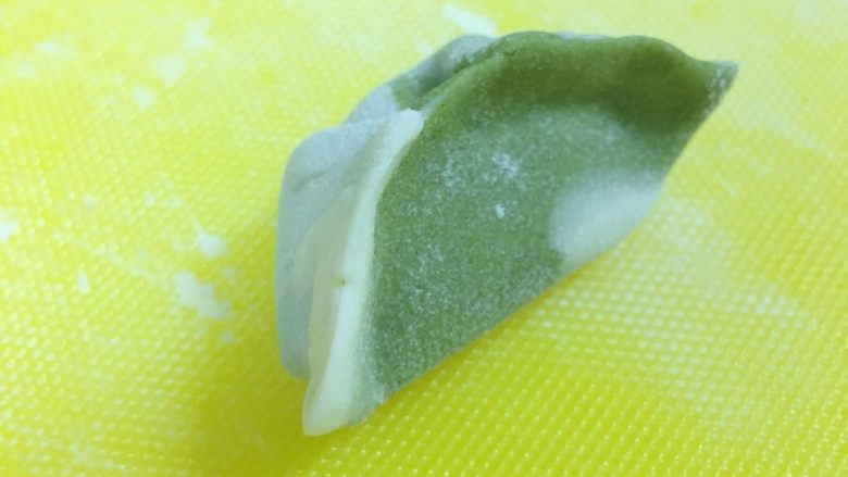 迷彩猪肉香葱胖小饺,这样一个美丽的可以站立的带弧线的胖胖的小肉饺子就完成了。
