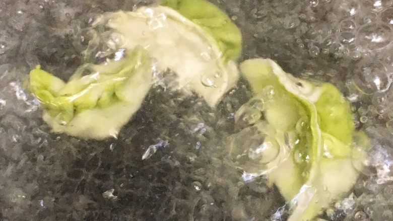 迷彩猪肉香葱胖小饺,开始煮,锅里下水,煮开下饺子,大活煮大概10分钟-15分钟左右,感觉快好时候。拿一个尝尝,煮透没。