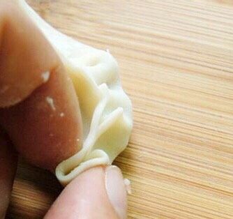 迷彩猪肉香葱胖小饺,方法如图
