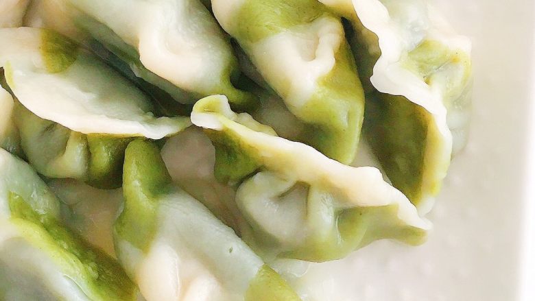 迷彩猪肉香葱胖小饺,碧波荡漾,鲜香四溢,热气腾腾,口感劲道,馅料爽滑的可爱胖胖小饺子。你要尝尝吗?