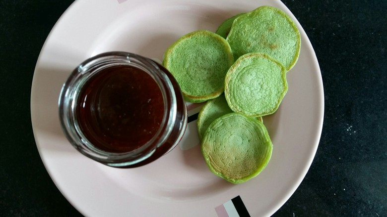 #绿色美食#草莓酱夹心软饼,准备一瓶草莓果酱。