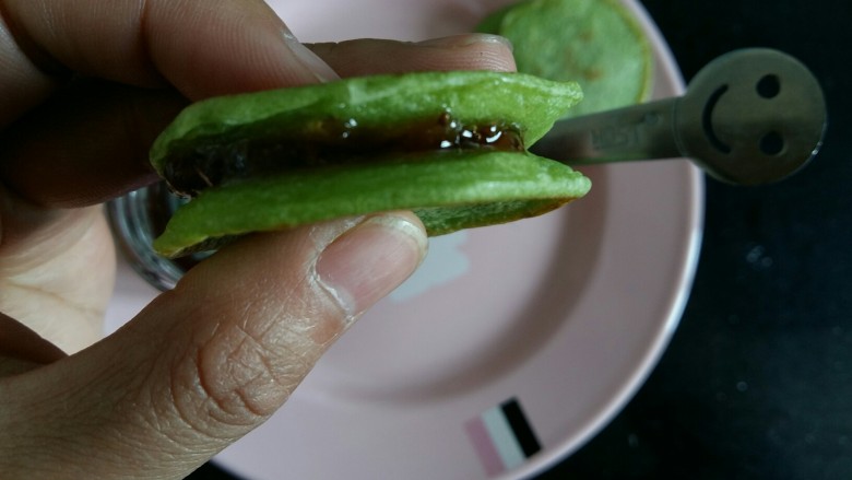 #绿色美食#草莓酱夹心软饼,然后盖上一层小饼,做出夹心的效果来。