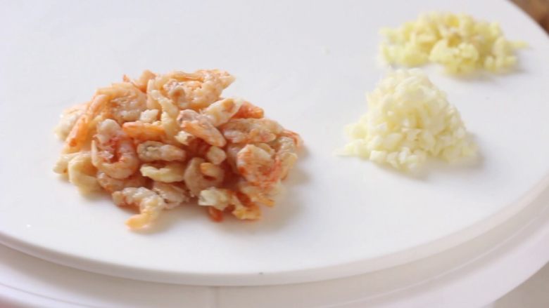 绿色美食+腰果西芹开胃炒,虾米捞出沥水备用,<a style='color:red;display:inline-block;' href='/shicai/ 6559'>蒜蓉</a>姜末备用。