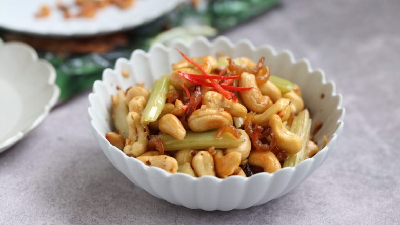 绿色美食+腰果西芹开胃炒,装碗后点缀上红椒丝,一道美味的西芹腰果开胃炒就做好了。