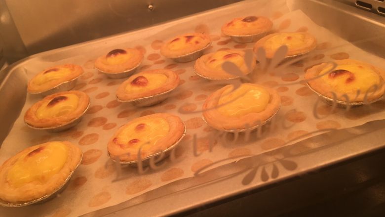 小白懒人版葡式蛋挞,放进烤箱里,下烤,180度,20分钟。再上烤,160度,5分钟。自己看着成色调节时间哦。