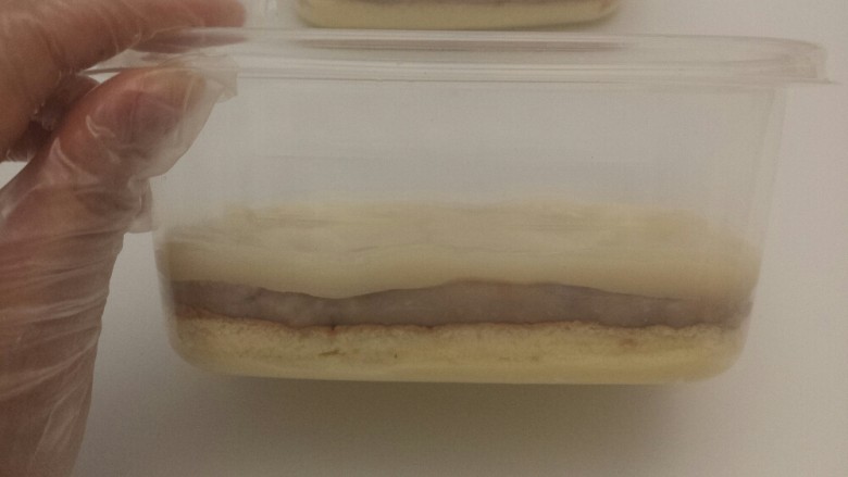 ins
麻薯芋泥肉松盒子蛋糕,把麻薯整理成长方形,放进盒子,四边用手整理平整,尽量做到每层的高度都相似