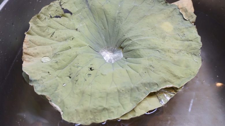 秘制酱小排蒸饭,开始浸泡,在水面浮着