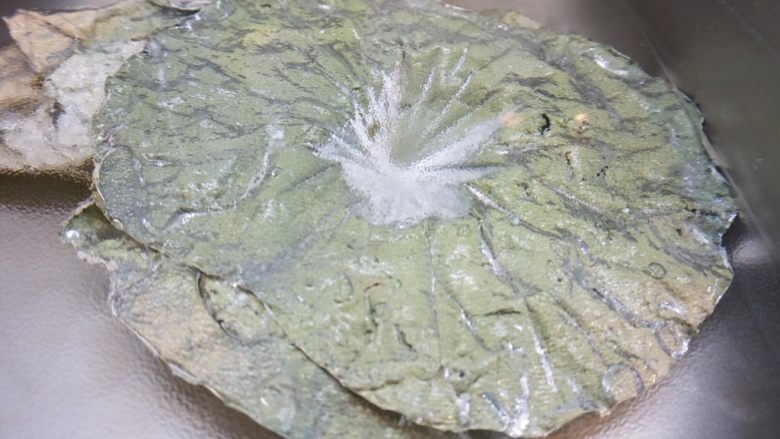 秘制酱小排蒸饭,家里没有大石头,拿玻璃砧板压一下吧ヾノ≧∀≦)o