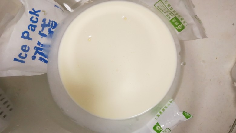 玫瑰冰淇淋(无需搅拌、不接受生鸡蛋的大胆进),将淡奶油放到“高级配置”上,用打蛋器开动一档进行打发