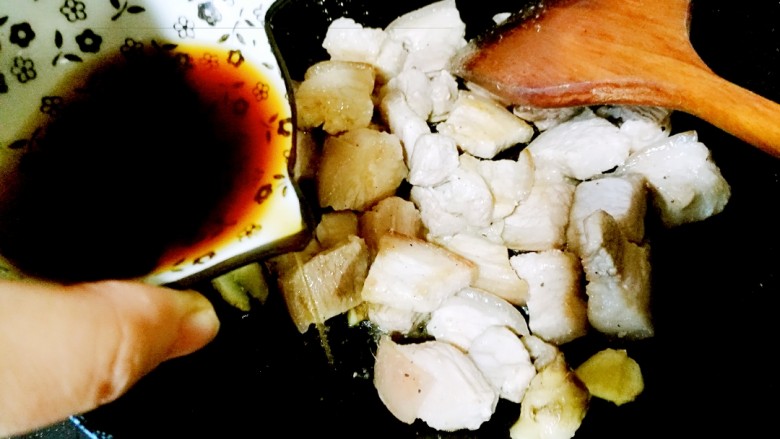 #秋味儿#鲍鱼红烧肉,改大火,加入<a style='color:red;display:inline-block;' href='/shicai/ 718'>料酒</a>炒香。