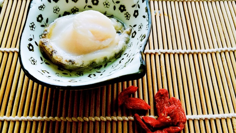#秋味儿#鲍鱼红烧肉,用手将鲍鱼从壳中掰出,剔去背面的肠及废物,洗净。