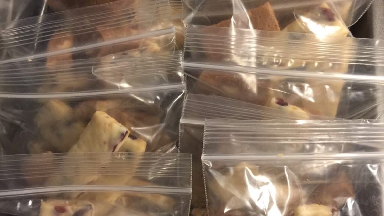 手工牛轧糖,哎呀,加拿大买不到糯米纸和糖纸,所以就用这种粉装袋装一下啦