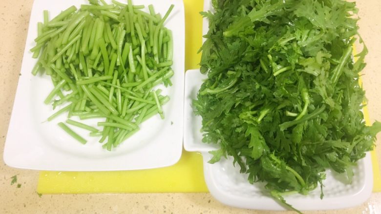 蒜蓉茼蒿菜,分开安置,以便于分开焯水。