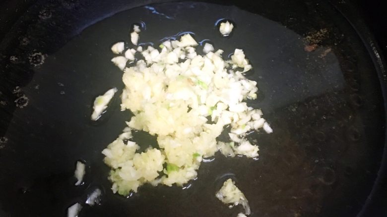 蒜蓉茼蒿菜,锅里下油,煸炒蒜蓉加蒜末