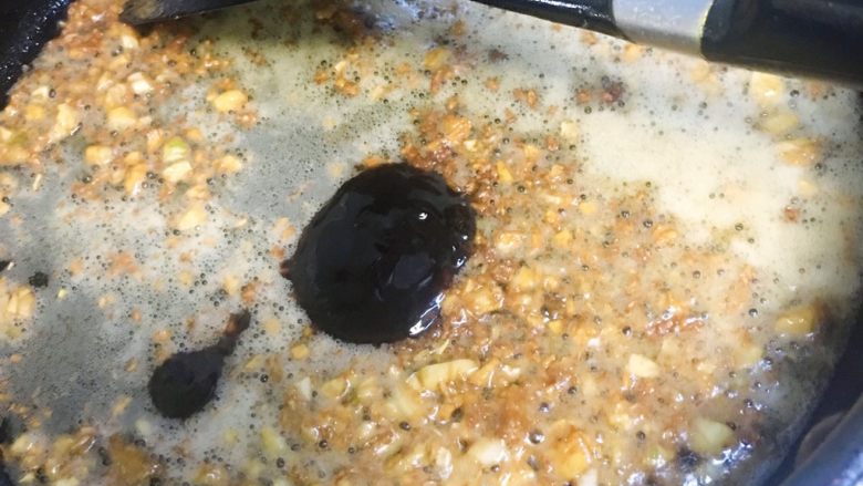 蒜蓉茼蒿菜,然后下味极鲜,盐,耗油,热水少许