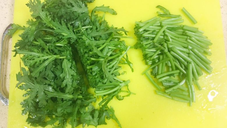 蒜蓉茼蒿菜,把梗和叶分开,切段,梗3厘米左右的段,叶5厘米左右的段。