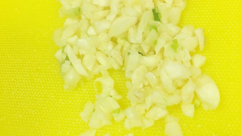 蒜蓉茼蒿菜,再用刀拍了3头蒜,再切成沫。这样保证蒜充分出味儿。