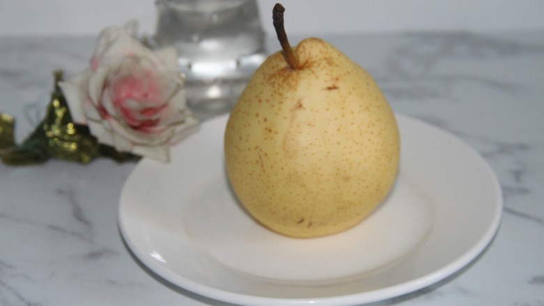 冬喝暖饮夏吃冰~冰糖雪梨柠檬饮,准备一个梨,洗净