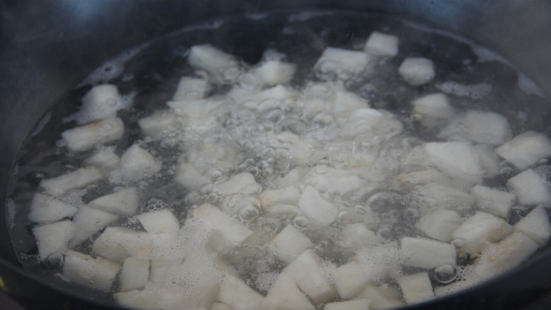 冬喝暖饮夏吃冰~冰糖雪梨柠檬饮,把水烧开