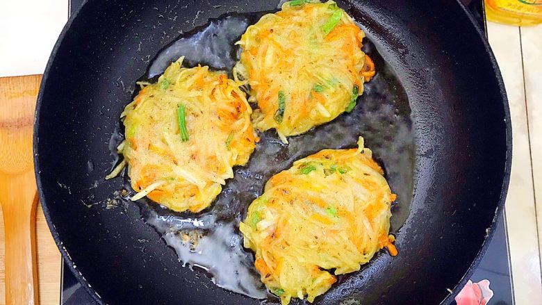 绿色美食+黑胡椒孜然三丝饼,煎至两面金黄色,即可!
平均每一面煎两三分钟左右!